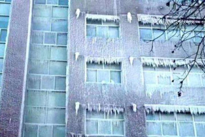 A Ningxia EPA Building Turns Into an Ice sculpture