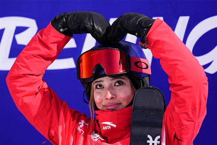 [In Photos] Medal Favorite Eileen Gu Wins Silver in Slopestyle Skiing at Winter Olympics